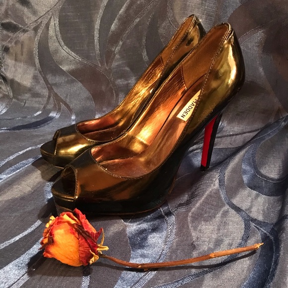 Steve Madden 5” Black Patent Platform Pumps - Picture 3 of 5